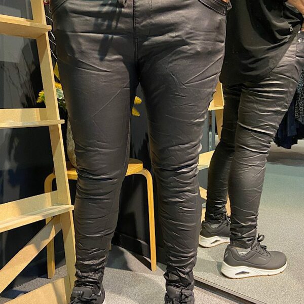 Karostar leatherlook jog jeans met kordje zwart