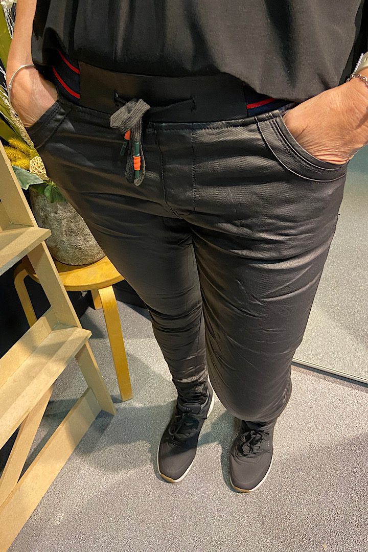 Karostar leatherlook jog jeans met kordje zwart