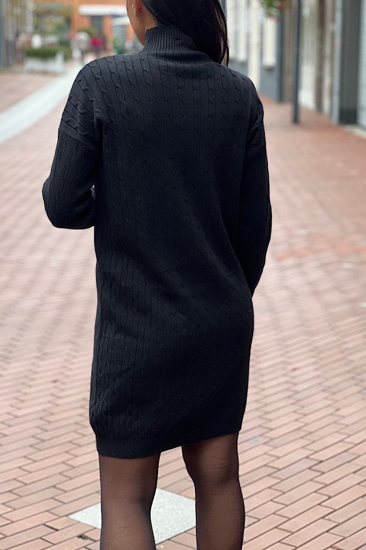 ¨Musthave¨ Gebreide jurk met kabelpatroon zwart