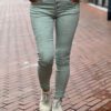 Jewelly high waist jeans met knopensluiting lichtgroen