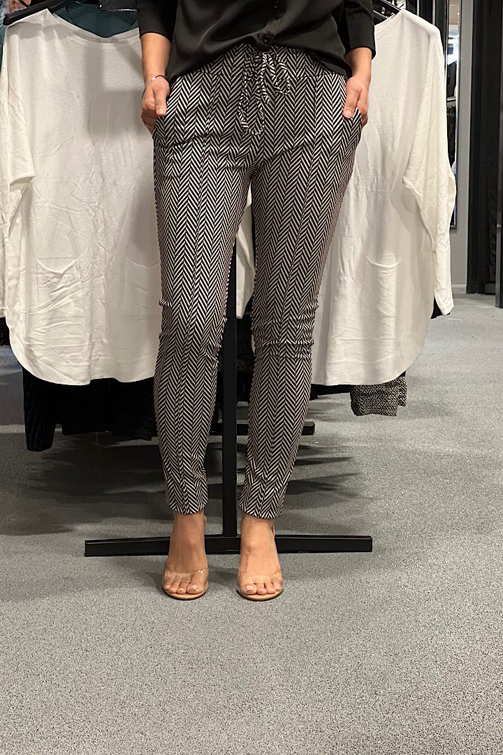 Musthave  broek met naad zwart