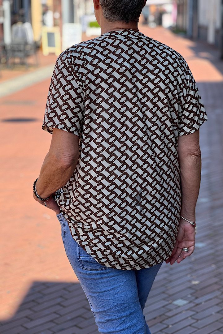 Travelstof blouse korte mouwen met retroprint bruin