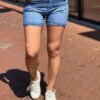 Jewelly jeans short met slijtage plekken blauw