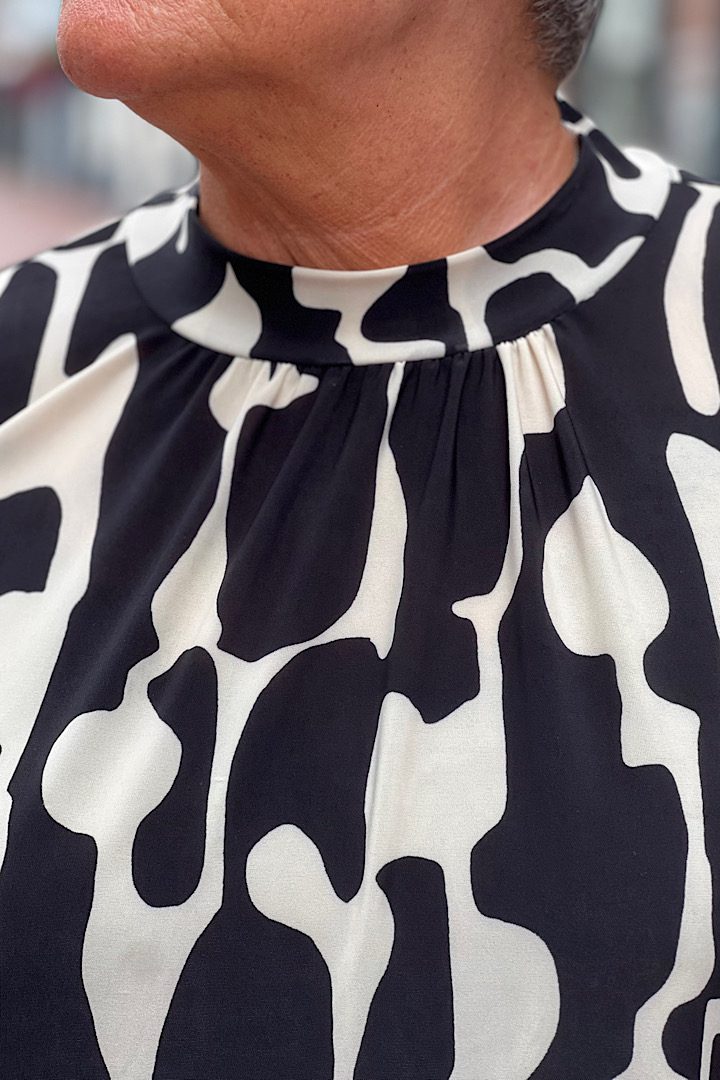Travelstof blouse met turtleneck grafische print zwart/beige