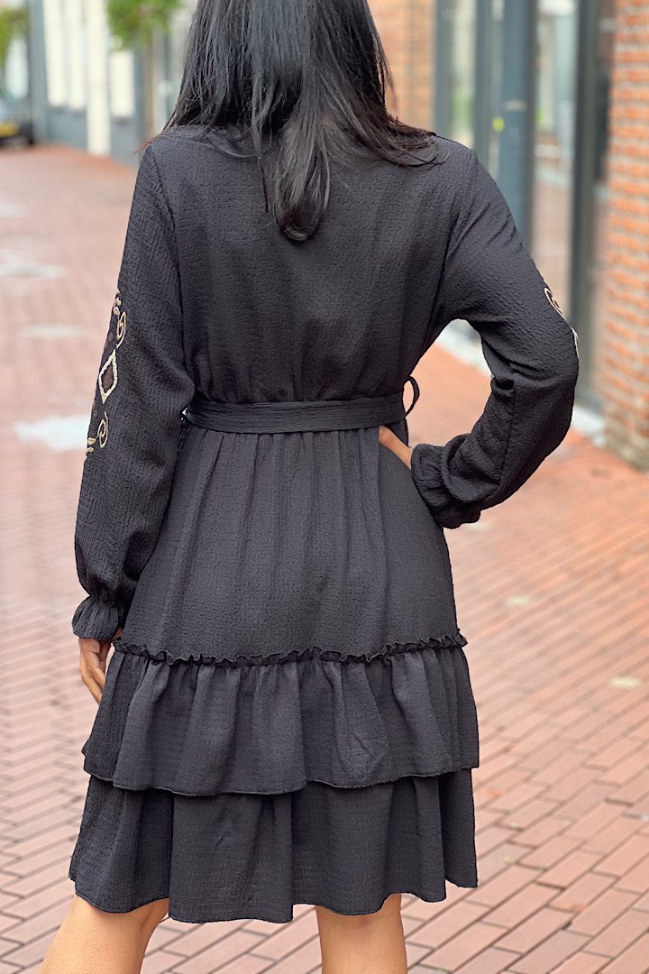 ¨Musthave¨ jurk met geborduurde detail zwart