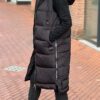 Lange gewatteerde bodywarmer met capuchon zwart