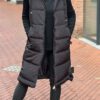 Lange gewatteerde bodywarmer met capuchon zwart