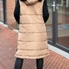 Lange gewatteerde bodywarmer met capuchon camel