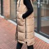 Lange gewatteerde bodywarmer met capuchon camel