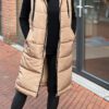 Lange gewatteerde bodywarmer met capuchon camel