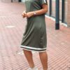 Travelstof jurk met bies ‘Made By Milaan’ groen/ecru