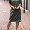 Travelstof jurk met bies ‘Made By Milaan’ groen/ecru