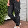 Leather look cargo broek zwart