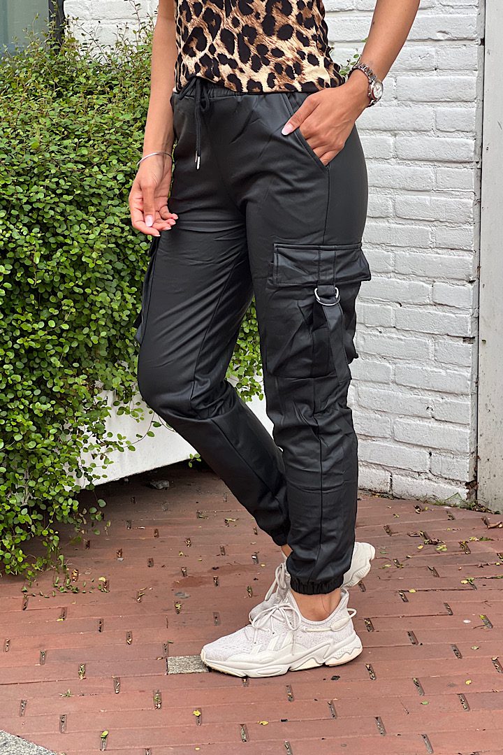 Leather look cargo broek zwart