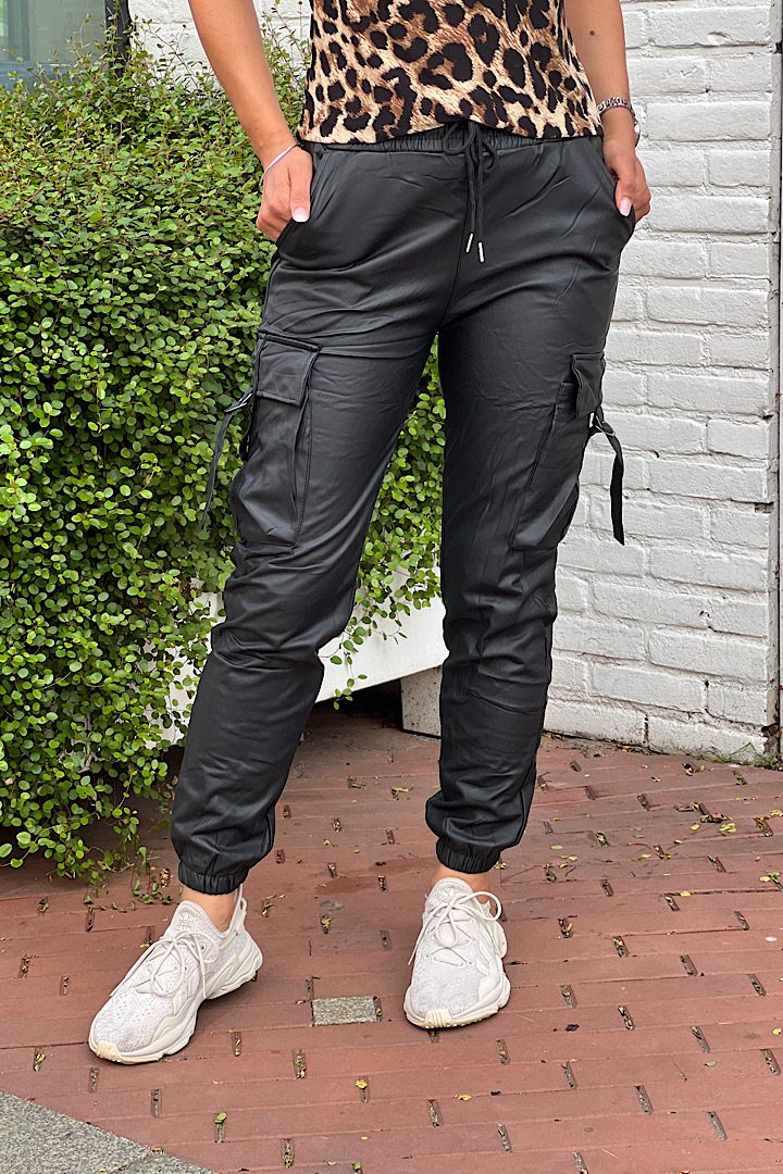 Leather look cargo broek zwart