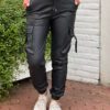 Leather look cargo broek zwart