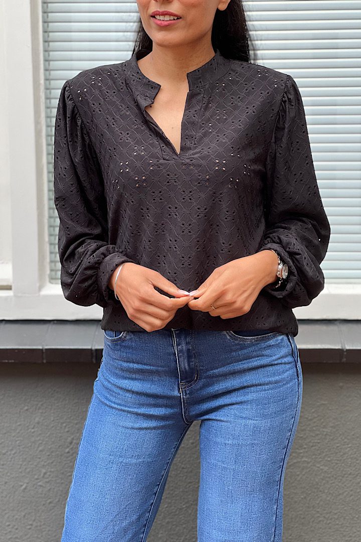 Musthave broderie blouse zwart