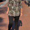 Travel blouse met dierenprint legergroen