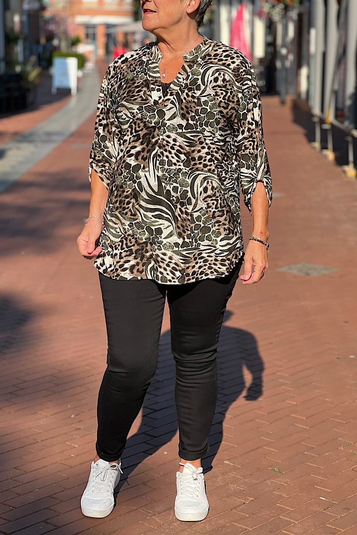 Travel blouse met dierenprint legergroen