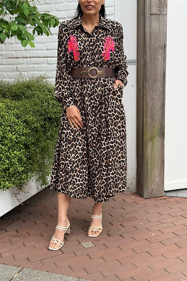 Léopard print Jurk met felle details.