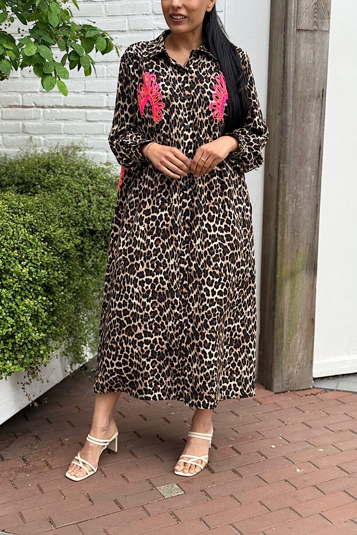 Léopard print Jurk met felle details.