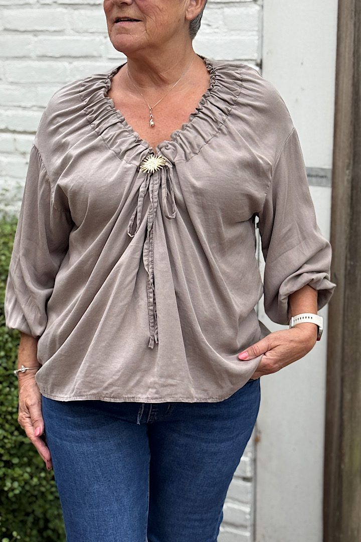 Blouse met gouden broche